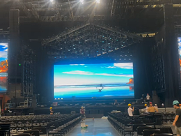 赋能视听盛宴：鑫禾舞美专业打造高标准演唱会舞台