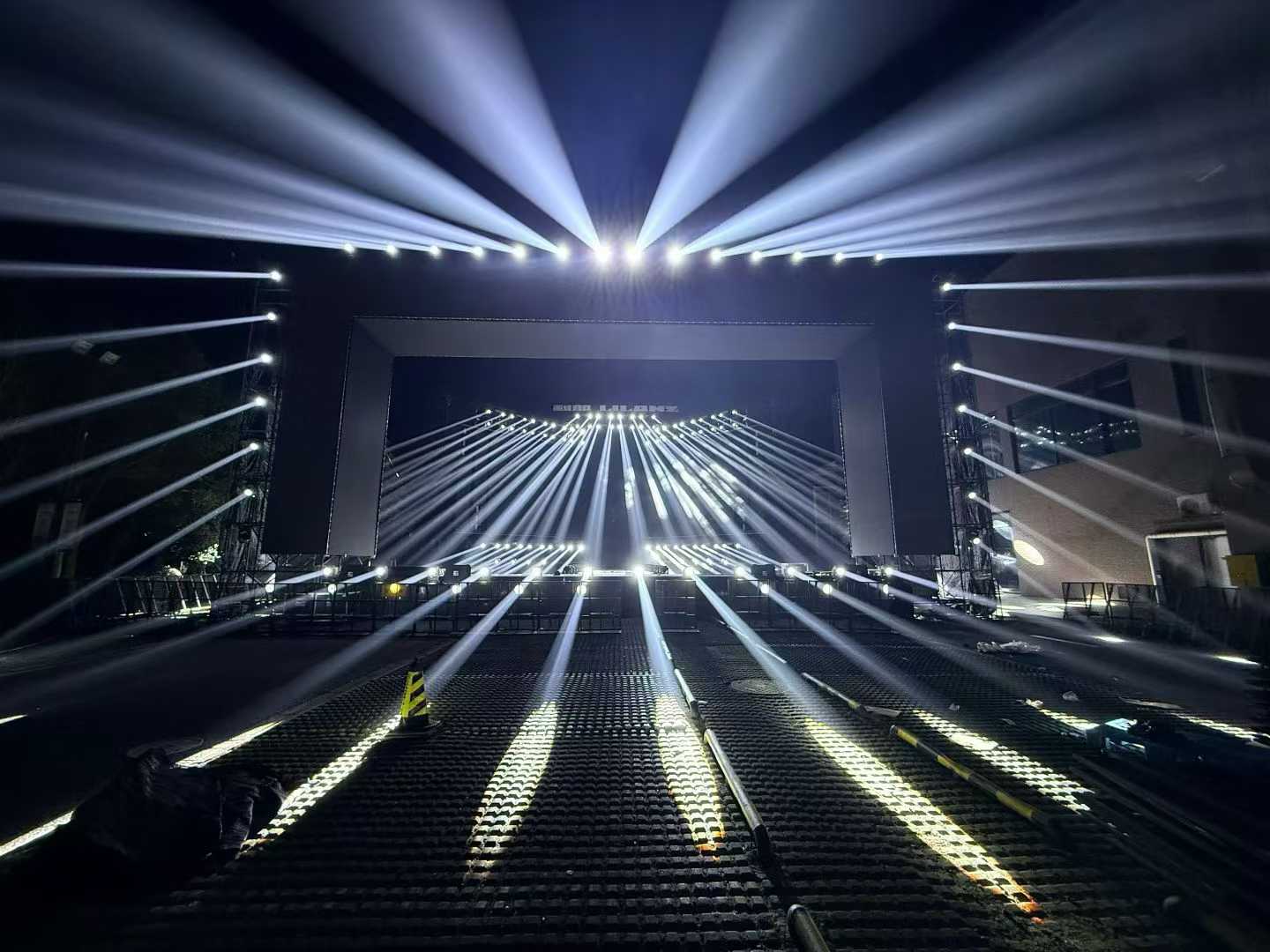 胡夏宁波杉井奥特莱斯明星见面会舞台搭建与设备服务圆满成功